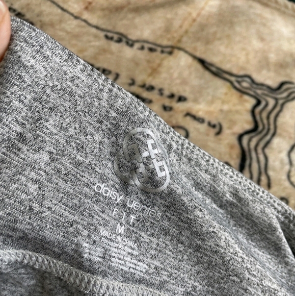 NWT Daisy Fuentes Size Medium Gray Athletic Leggings - Picture 4 of 8